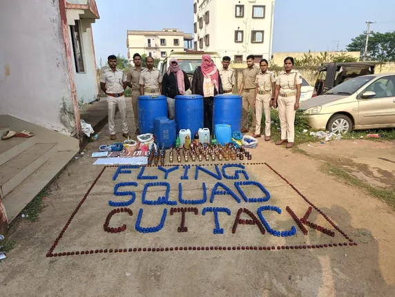 ଢାବାରେ ନକଲି ମଦ କାରଖାନା