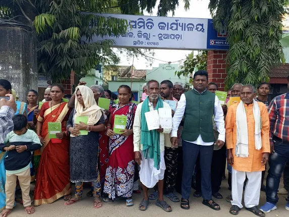 ଚାରିମାସ ହେଲା ମିଳିନି ଖାଉଟି ସାମଗ୍ରୀ: ବ୍ଲକ୍‌ ଅଫିସ୍‌ ଘେରିଲେ ହିତାଧିକାରୀ