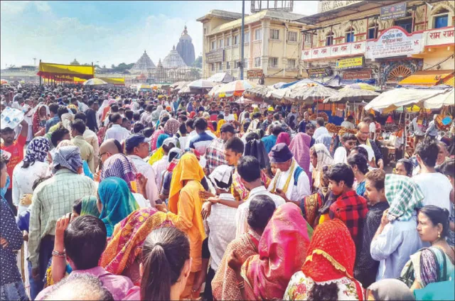 ପୁରୀରେ ଅସମ୍ଭାଳ ଭିଡ଼: ଧୀରେ ଧୀରେ ନିୟନ୍ତ୍ରଣ ବାହାରକୁ ଯାଉଛି, ବାରିକେଡ୍‌ ଓଲଟି ଭକ୍ତଙ୍କ ଉପରେ ପଡ଼ିଲା