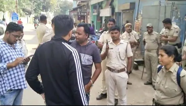 ଉଠା ଦୋକାନୀଙ୍କୁ ଏନ୍‌ଏସି କାର୍ଯ୍ୟନିର୍ବାହୀ ଅଧିକାରୀଙ୍କ ନାଲିଆଖି, ଦୀପାବଳି ବଜାରକୁ ନେଇ ବଚସା