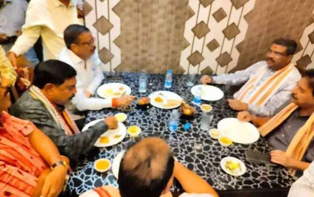 ବରଗଡ଼ରେ ଧର୍ମେନ୍ଦ୍ର ପ୍ରଧାନ: ଗୋଟିଏ ଟେବୁଲ୍‌ରେ ପିକୁ, ବେହେରୁ