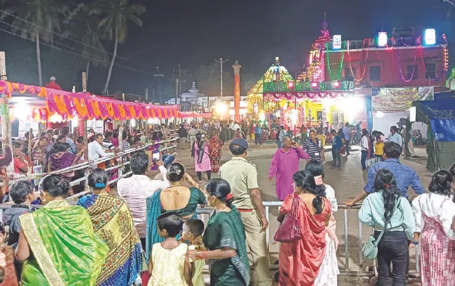 ଅଁଳାନବମୀରେ ଚଳଚଞ୍ଚଳ ସାକ୍ଷୀଗୋପାଳ: ରଙ୍ଗବେରଙ୍ଗ ଆଲୋକରେ ସୁସଜ୍ଜିତ ମନ୍ଦିର