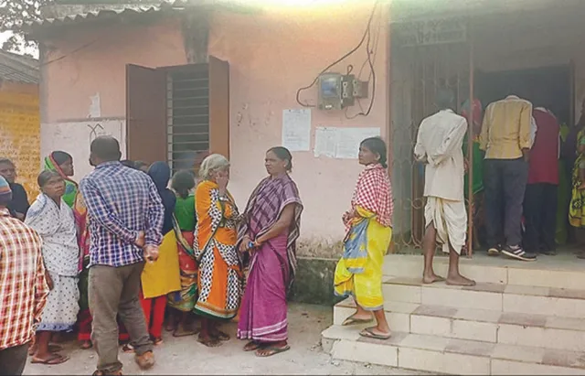 ଭତ୍ତା ଅନିୟମିତତା: ସରପଞ୍ଚଙ୍କୁ ତାଲା ପକାଇଲେ ହିତାଧିକାରୀ