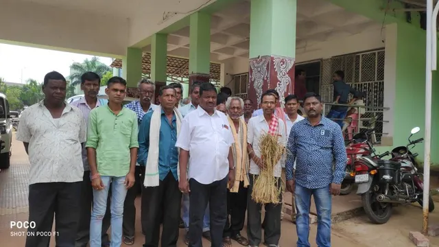 ଶୁଖିଲା ଧାନଗଛ ଧରି ଜିଲ୍ଲାପାଳଙ୍କୁ ଗୁହାରୀ ହେଲେ ଚାଷୀ