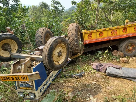 ଜଙ୍ଗଲରୁ ପଥର ଚୋରାଚାଲାଣ ବେଳେ ଓଲଟିଲା ଟ୍ରାକ୍ଟର: ଡ୍ରାଇଭର ମୃତ, ଅଳ୍ପେକ ବର୍ତ୍ତିଲେ ଶ୍ରମିକ