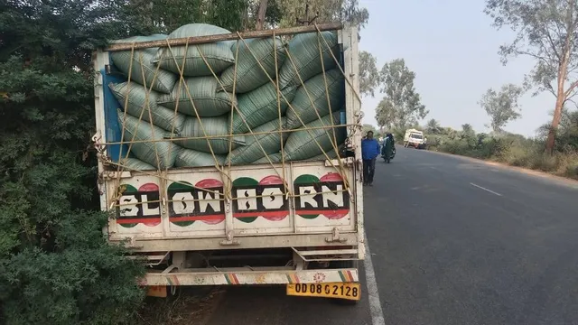 ମଣ୍ଡି ଖୋଲିନି, ମିଲ୍‌କୁ ପଶିଲାଣି ଧାନ: ଅଭିଯୋଗ ପରେ ବି ପ୍ରଶାସନ ଚୁପ୍‌