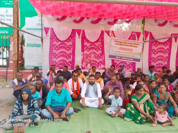 ମାଟିଆପଦରକୁ ସମ୍ପୂର୍ଣ୍ଣ ବୁଡ଼ି ଗ୍ରାମ ଘୋଷଣା ଦାବି: ଜିଲ୍ଲାପାଳ ଅଫିସ୍‌ ଆଗରେ ଗଣଧାରଣା