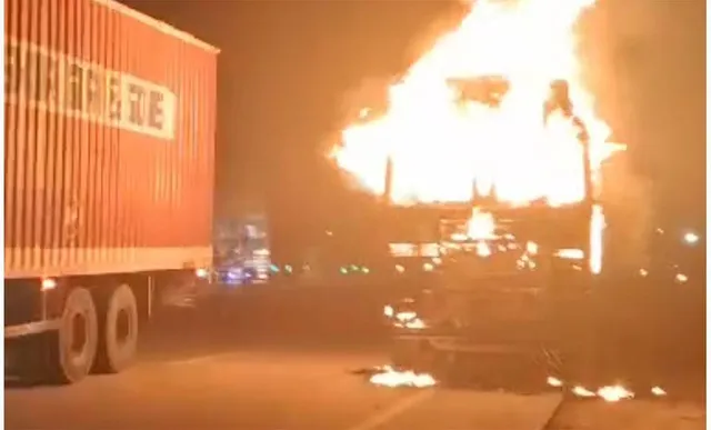 ଜଳିଗଲା ଟ୍ରକ୍‌, ଅଳ୍ପକେ ବର୍ତ୍ତିଗଲେ ଚାଳକ