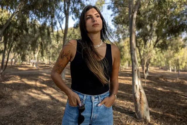 ହମାସ୍‌ ଆକ୍ରମଣରୁ ବଞ୍ଚିବାକୁ ମୁହଁରେ ରକ୍ତ ମାଖି ମଲା ପରି ପଡ଼ିରହିଲେ ଇସ୍ରାଏଲୀୟ ମହିଳା