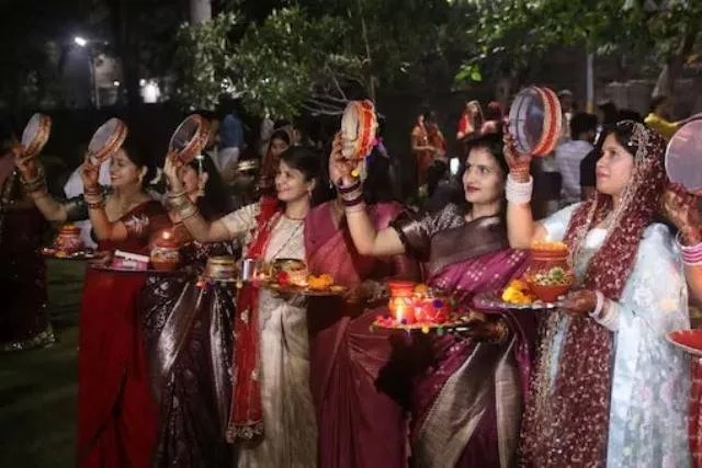 ‘ଜହ୍ନ ଉଇଁଲାଣି ସ୍ତ୍ରୀ ଓଷା ‌ଶେଷ କରିବ’ କହି ‘କର୍‌ୱା ଚୌଥ୍‌’ ଦିନ ପୁଲିସକୁ ସହାୟତା ମାଗିଲେ ଟ୍ରାଫିକ୍‌ରେ ଫସିଥିବା ବ୍ୟକ୍ତି