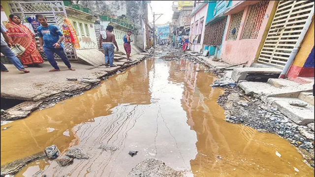 କାମ ପାଇଁ ତାଡ଼ିଦେଲେ ରାସ୍ତା: ପାଇପ୍‌ ଫାଟି ଚୁଡ଼ଙ୍ଗସାହିରେ ପାଣି