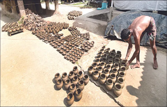 ଦୀପାବଳିରେ ଜମିବ ଦୀପ ବେପାର: କଞ୍ଚାମାଲ୍‌ ଦରବୃଦ୍ଧି ଚିନ୍ତାରେ କୁମ୍ଭାର ପରିବାର