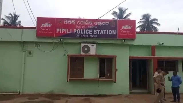 ଶିବପାର୍ବତୀଙ୍କ ପୁରୁଣା ମୂର୍ତ୍ତି ଚୋରି କରି ନଦୀବନ୍ଧରେ ଛାଡ଼ି ପଳାଇଲେ ଚୋର