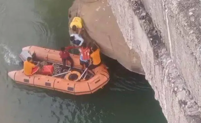 ଆତ୍ମହତ୍ୟା କରିବାକୁ ଯାଇ ବ୍ରିଜରେ ଫସିଗଲେ ଯୁବକ: ଉଦ୍ଧାର କଲେ ଅଗ୍ନିଶମବାହିନୀ