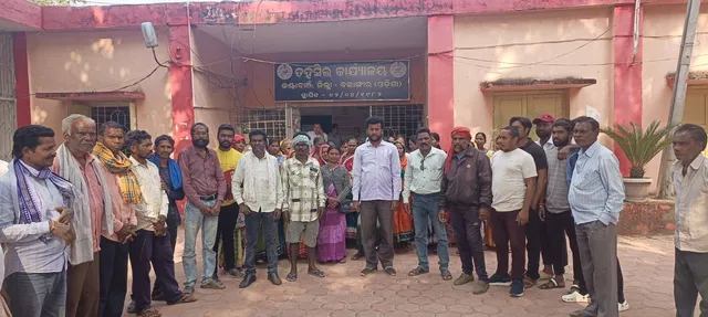 ସର୍ବସାଧାରଣ ଜମିକୁ ଜବରଦଖଲ! ତହସିଲ ଅଫିସ୍‌ ଘେରିଲେ ଗ୍ରାମବାସୀ