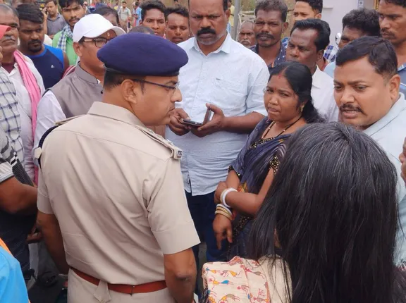 ଦୁର୍ଘଟଣାରେ ଦମ୍ପତି ମୃତ ଘଟଣା: କ୍ଷତିପୂରଣ ଦାବିରେ ନୂଆପଡ଼ା-ପଦ୍ମପୁର ରାସ୍ତା ଅବରୋଧ