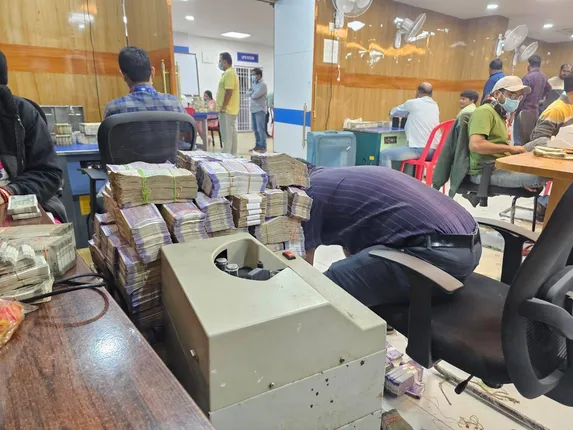 ମଦଭାଟିରେ ଆୟକର ଚଢ଼ାଉ: ବଲାଙ୍ଗୀରରେ ଗଣତି ସରିଲା, ବାହାରିଲା ୩୦୫ କୋଟି