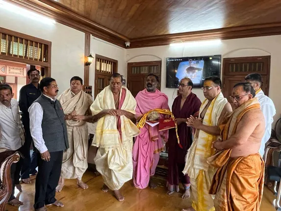 ରାଜ୍ୟ ବାହାରେ ପ୍ରସିଦ୍ଧ ମନ୍ଦିରକୁ ଶ୍ରୀମନ୍ଦିର ପରିକ୍ରମା ପ୍ରକଳ୍ପ ଲୋକାର୍ପଣ ପାଇଁ ନିମନ୍ତ୍ରଣପତ୍ର ପ୍ରଦାନ