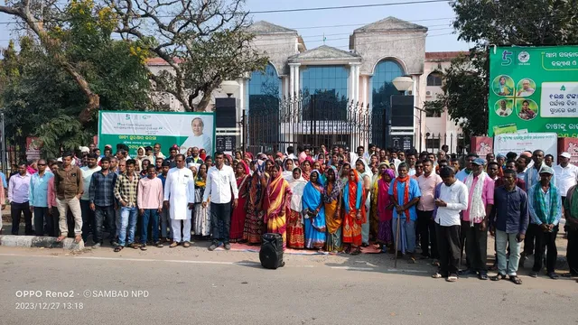 ସିଏସ୍‌ପି ପ୍ଲସ ବ୍ୟାଙ୍କ ସ୍ଥାପନ ଦାବି: ଜିଲ୍ଲାପାଳ ଅଫିସ୍‌ ଘେରିଲେ ପଞ୍ଚାୟତବାସୀ