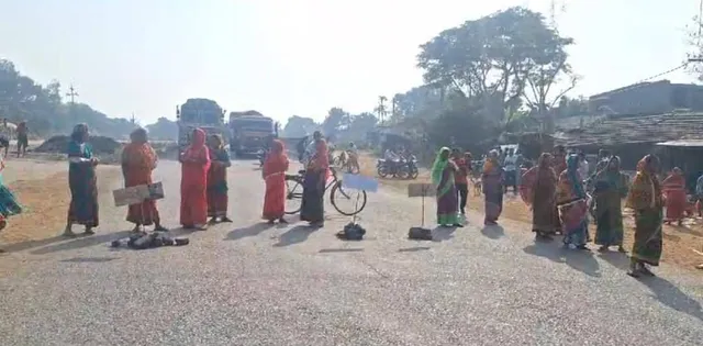 ଗ୍ରାମ୍ୟଶିଳ୍ପ ପାର୍କକୁ ବିରୋଧ: ଜାତୀୟ ରାଜପଥ-୫୩ ଅବରୋଧ କଲେ ଶତାଧିକ ମହିଳା