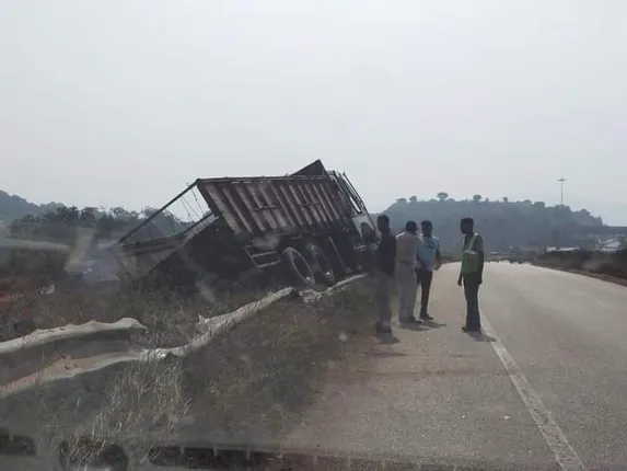ବାରିକେଡରେ ଚଢ଼ିଗଲା ଟ୍ରକ୍: ଅଳ୍ପକେ ବର୍ତ୍ତିଲେ ଚାଳକ