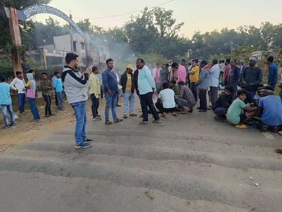 ମଣ୍ଡିରେ ଅଚଳାବସ୍ଥା: ଉଠିପାରୁନି ଚାଷୀଙ୍କ ଧାନ, ରାସ୍ତା ଅବରୋଧ କଲେ ଚାଷୀ