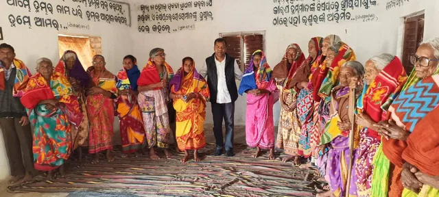 ଘୁମୁସର ଉଦୟଗିରିରେ ପ୍ରବଳ ଶୀତ, ଗରିବ ବରିଷ୍ଠ ନାଗରିକଙ୍କୁ କମ୍ବଳ ବାଣ୍ଟିଲେ ସମାଜସେବୀ