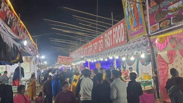 ଖୋର୍ଦ୍ଧା ମହୋତ୍ସବ: ଷଷ୍ଠ ସନ୍ଧ୍ୟାରେ ଲୋକାରଣ୍ୟ, ଦୁଲୁକୁଛି ମଂଚ