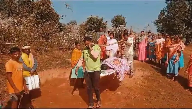 ବ୍ୟସ୍ତ ହୁଅନ୍ତୁନି, ଆମେ ତ ଅଛୁ: ଗାଁରେ ପହଞ୍ଚିପାରିଲା ନାହିଁ ଆମ୍ବୁଲାନ୍ସ, ଗର୍ଭବତୀଙ୍କୁ ଖଟିଆରେ ବୋହି ୩ କିଲୋମିଟର ଚାଲିଲେ ଆମ୍ବୁଲାନ୍ସ କର୍ମଚାରୀ