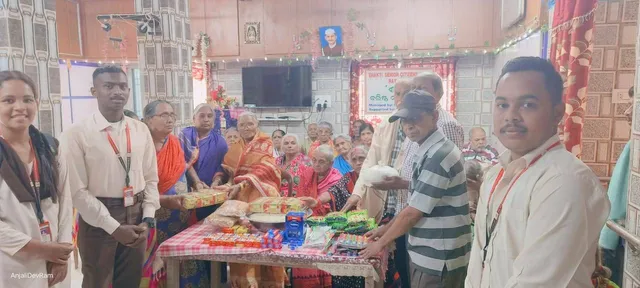 କଲେଜ ଛାତ୍ରଛାତ୍ରୀଙ୍କ ମହାନତା: ବୃଦ୍ଧାଶ୍ରମରେ ଖାଦ୍ୟସାମଗ୍ରୀ ବାଣ୍ଟିଲେ