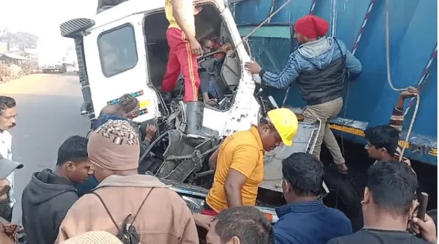 ଦୁଇଟି ଟ୍ରକ୍ ମୁହାଁମୁହିଁ: ଗାଡ଼ି ଭିତରେ ଫସିରହିଥିଲେ ଚାଳକ, ଉଦ୍ଧାର କଲା ଅଗ୍ନିଶମ ବାହିନୀ