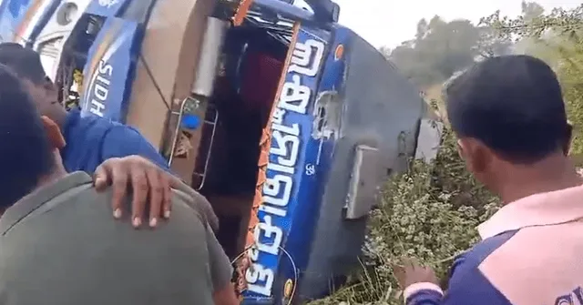 ଭାରସାମ୍ୟ ହରାଇ ଓଲଟିଲା ପର୍ଯ୍ୟଟକ ବସ୍