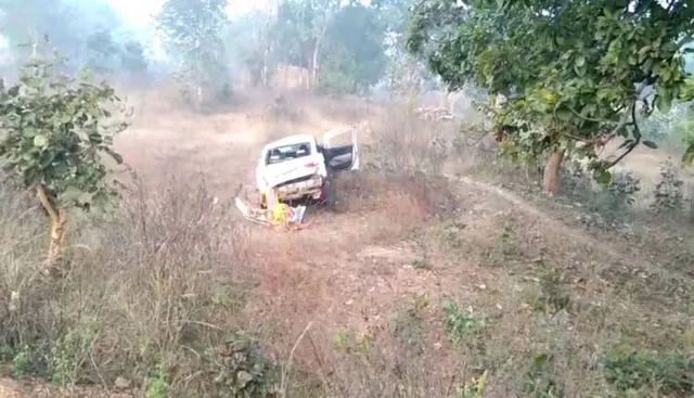 ଯାତ୍ରା ଦେଖି ଫେରୁଥିବା ବେଳେ ଗଛରେ ବାଡେଇ ହେଲା କାର