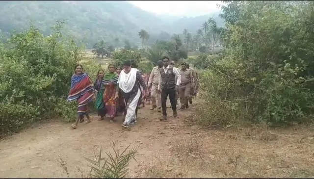 ଜଙ୍ଗଲ ମଧ୍ୟରୁ ଗଛ କଟାକୁ ନେଇ ବିବାଦ: ଡିଏଫ୍ଓ, ରେଞ୍ଜରଙ୍କୁ ୩ କିମି ଚଲାଇଲେ ଗ୍ରାମବାସୀ