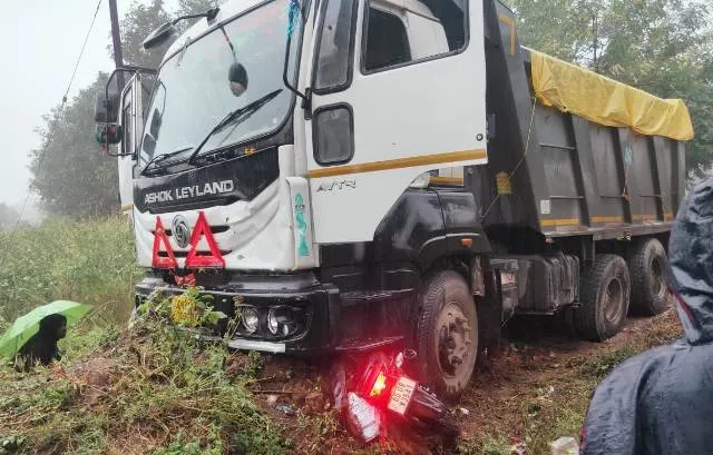 ଚିପ୍‌ସ ବୋଝେଇ ହାଇୱାକୁ ଧକା ଦେଇ ବାଇକ୍‌ ଆରୋହୀ ଯୁବକ ମୃତ, ଦୁଇ ଗୁରୁତର