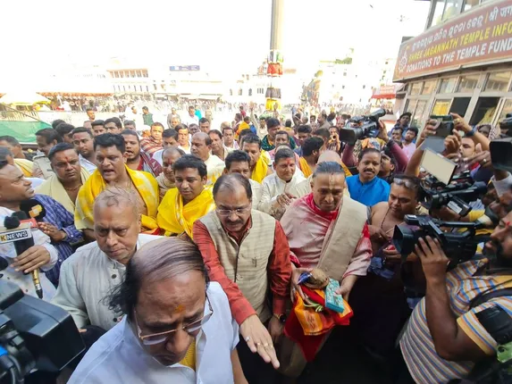 ଜଗତଗୁରୁ ଶଙ୍କରାଚାର୍ଯ୍ୟ ନିଶ୍ଚଳାନନ୍ଦ ସରସ୍ବତୀ ମହାରାଜଙ୍କୁ ନିମନ୍ତ୍ରଣ ପାଇଁ ଗଲେ ଶ୍ରୀମନ୍ଦିର ମୁଖ୍ୟ ପ୍ରଶାସକ ଓ ପରିଚାଳନା କମିଟି ସଦସ୍ୟ