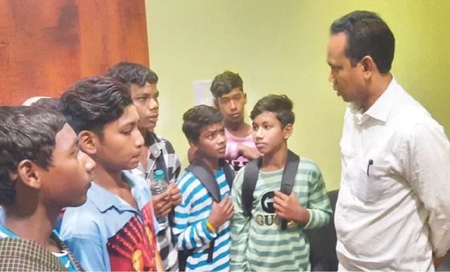 ରାତିରେ ୨୦କିମି ଚାଲିଲେ ୧୫ଛାତ୍ର: ହାତୀ, ବାଘ ଭୟଠୁ ବଳିଗଲା ପେଟ ଭୋକ