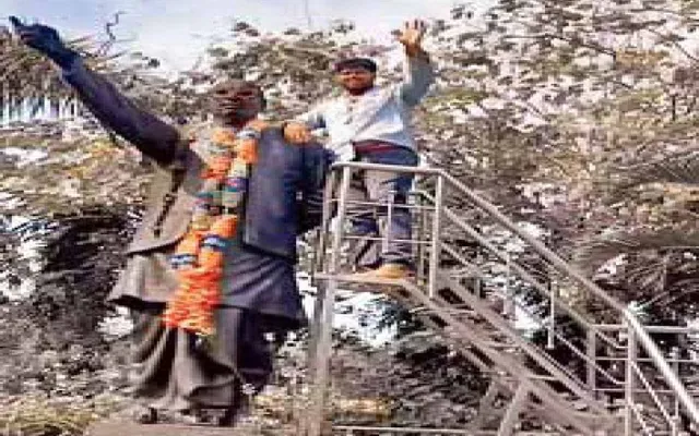 ପୂଜ୍ୟପୂଜାଙ୍କୁ ସମ୍ମାନ ଏମିତି... ବିଜୁବାବୁଙ୍କ ପ୍ରତିମୂର୍ତ୍ତିରୁ ଚଷମା କାଢି ରିଲ୍ସ ବନାଇଲେ