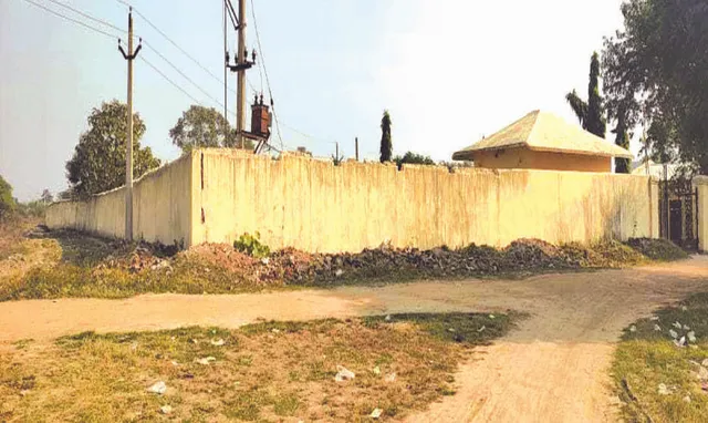 ମେସର୍ସ ବଳଦେବ ସାହୁ ଆଣ୍ଡ୍‌ ସନ୍ସଙ୍କ ଜମି କେଳେଙ୍କାରୀ: କିଣିଛନ୍ତି ୩ ହଜାର, ମାଡ଼ିବସିଛନ୍ତି ୩୨ ହଜାର ବର୍ଗଫୁଟ୍‌