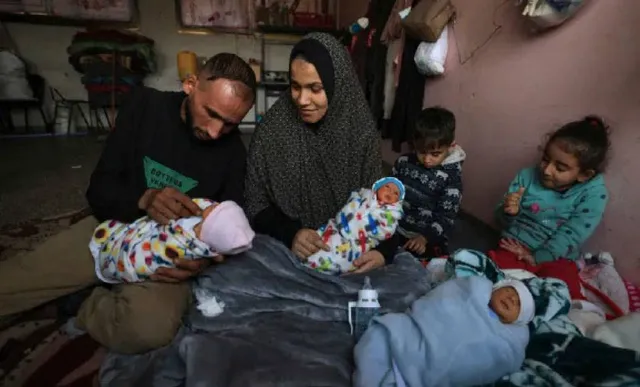 ଯୁଦ୍ଧରେ ବିସ୍ଥାପିତ ଗାଜା ମହିଳା ଚାରି ଛୁଆଙ୍କୁ ଜନ୍ମ ଦେଲେ