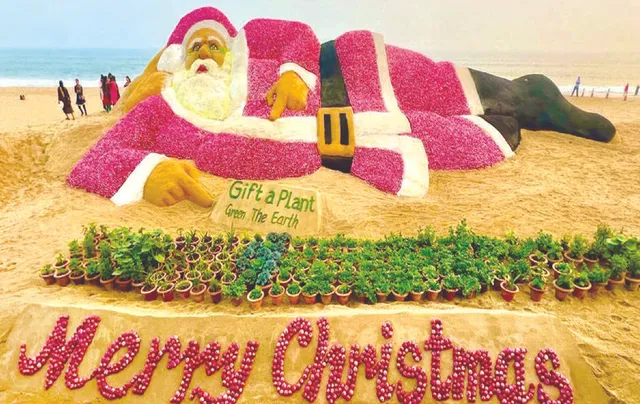 ବିଶ୍ବ ରେକର୍ଡ କଲା ୧୦୦ ଫୁଟର ସାନ୍ତାକ୍ଲଜ ବାଲୁକା କଳା: ୨ ଟନ୍‌ ପିଆଜରେ ସାନ୍ତାକ୍ଲଜ