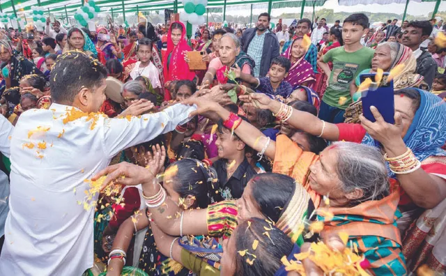 ପାଣ୍ଡିଆନଙ୍କ ନିଶାଣରେ କେନ୍ଦ୍ରମନ୍ତ୍ରୀ: ଭଦ୍ରକରେ ୩ ଦଳୀୟ ସଭାରେ ଉଦ୍‌ବୋଧନ ଦେଲେ