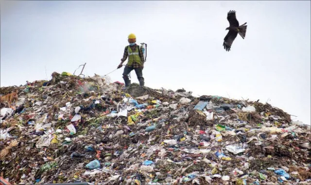 ବାଜିରେ ଲାଗିଛି ଜୀବନ: ବିନା ସୁରକ୍ଷାରେ ଅଳିଆ ପାହାଡ଼ ଶିଖରରେ