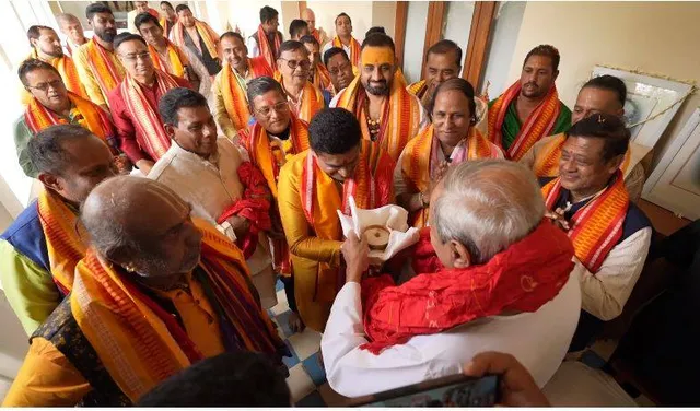 ଶ୍ରୀମନ୍ଦିର ପରିକ୍ରମା ପ୍ରକଳ୍ପ ଉଦ୍‌ଘାଟନ ଉତ୍ସବର ନିମନ୍ତ୍ରଣ ରକ୍ଷାକରି ସେବାୟତଙ୍କୁ ଗୁଆ ଓ ଚାଉଳ ଦେଲେ ମୁଖ୍ୟମନ୍ତ୍ରୀ 