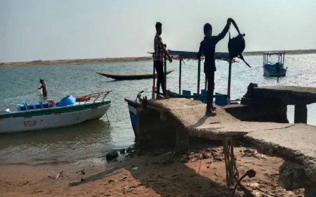 ବିପଦସଙ୍କୁଳ ଜେଟିରେ ଡଙ୍ଗାକୁ ଯାଉଛନ୍ତି ପର୍ଯ୍ୟଟକ: ଅଧା ଭାଙ୍ଗି ଲଟକିଛି ଜେଟି