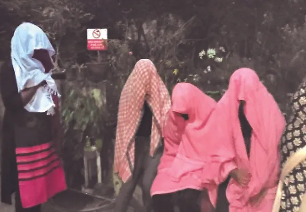 ଥାଇ ମସାଜ୍‌ ନାଁରେ ଦେହ ବ୍ୟବସାୟ: ଗ୍ରାହକ ବେଶରେ ଯାଇ ଧରିଲା ପୁଲିସ