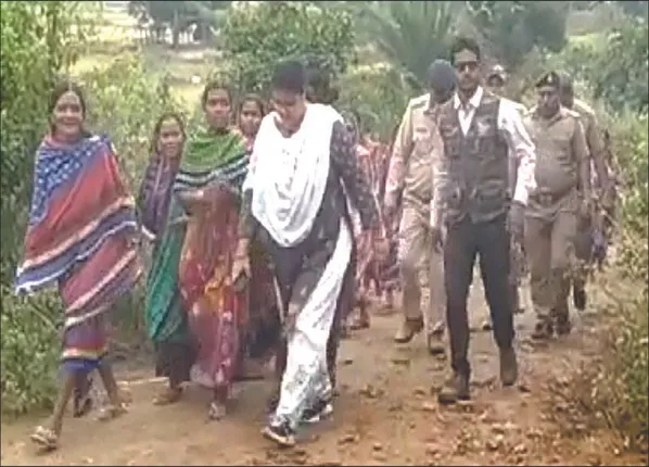 ଗୋଷ୍ଠୀ ଜଙ୍ଗଲରୁ ଗଛକଟା ବିବାଦ: ଡିଏଫ୍ଓ, ରେଞ୍ଜର୍‌ଙ୍କୁ ୩ କିମି ଚଲାଇଲେ ଗ୍ରାମବାସୀ