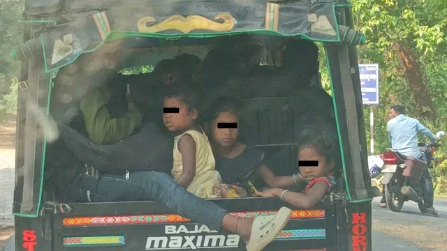 ପରିବହନ ଆଇନ ଫୁ: ଅଟୋରେ ବିପଦପୂର୍ଣ୍ଣ ଯାତ୍ରା କରୁଛନ୍ତି ଶିଶୁ