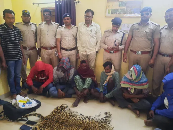 ବ୍ୟବସାୟ ଉଦ୍ଦେଶ୍ୟରେ ବାଘଛାଲ ହୋଇପାରିଲାନି ଚାଲାଣ, ଜବତ କରି ସାତ ଜଣଙ୍କୁ ବାନ୍ଧିଲା ପୁଲିସ