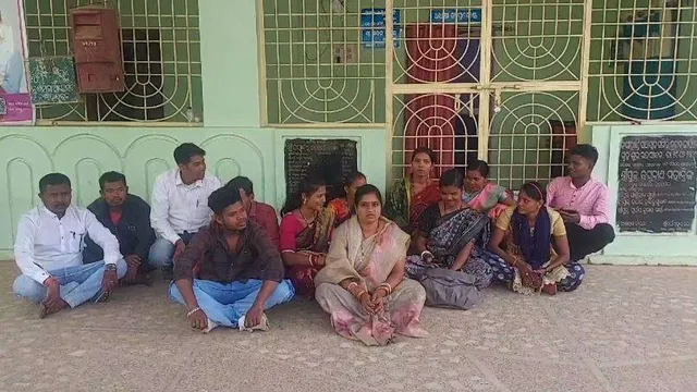 ବିଡ଼ିଓଙ୍କ ଅଣଦେଖା, ମନମୁଖୀ କାର୍ଯ୍ୟ ପ୍ରତିବାଦରେ କାର୍ଯ୍ୟାଳୟରେ ତାଲା ଝୁଲାଇଲେ ନିର୍ବାଚିତ ଜନପ୍ରତିନିଧି